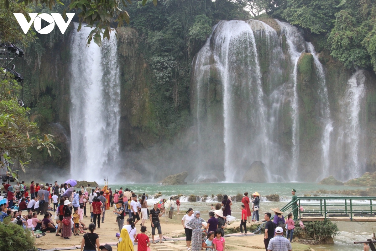 discovering southeast asia s largest waterfall in vietnam picture 7