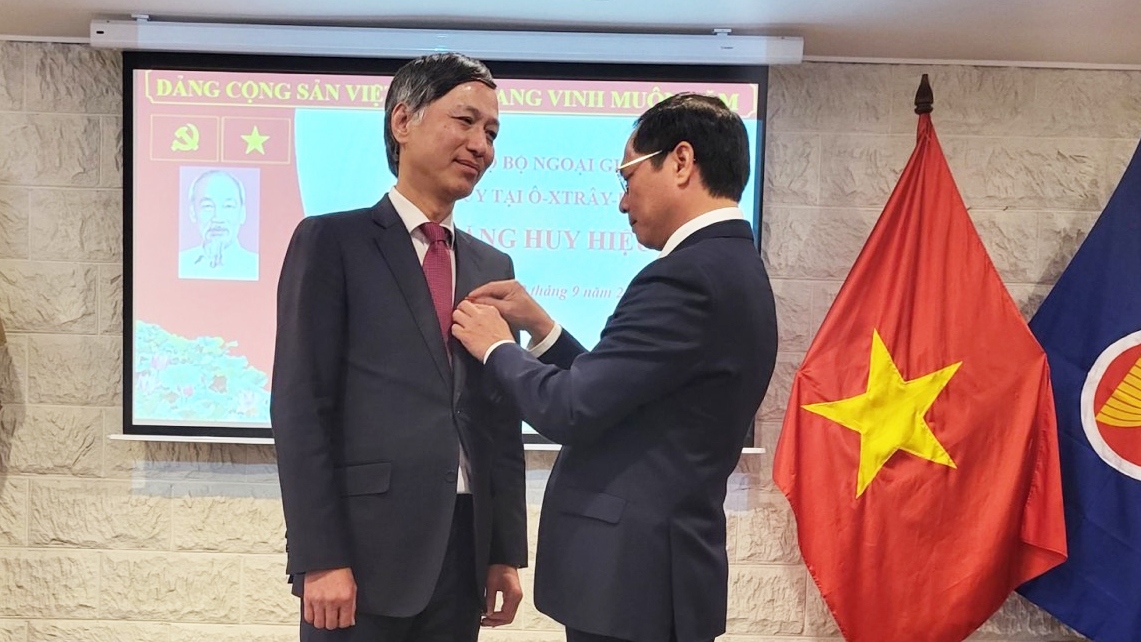 bộ trưởng ngoại giao bùi thanh sơn thăm Đại sứ quán tại australia hình ảnh 2 bo truong ngoai giao bui thanh son tham Dai su quan tai australia hinh anh 2