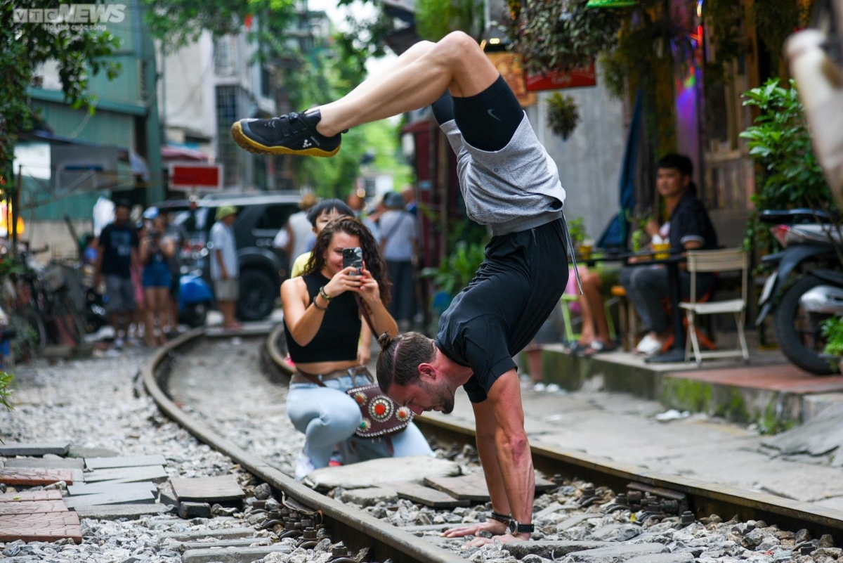 De nghi xu ly ban hang, quay phim chup anh pho ca phe duong tau o ha noi hinh anh 2