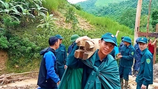 vuot lu cuu tro nguoi dan vung lu huyen bien gioi ky son, nghe an hinh anh 11