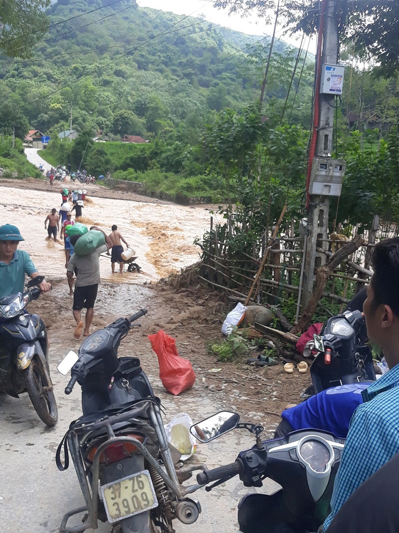 vuot lu cuu tro nguoi dan vung lu huyen bien gioi ky son, nghe an hinh anh 2