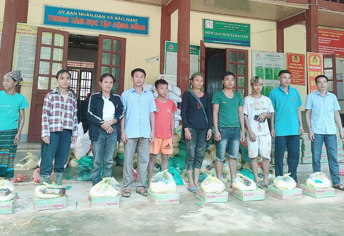 vuot lu cuu tro nguoi dan vung lu huyen bien gioi ky son, nghe an hinh anh 3