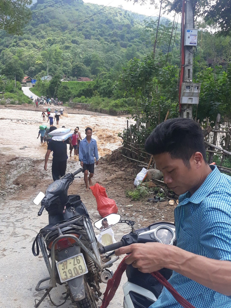 vuot lu cuu tro nguoi dan vung lu huyen bien gioi ky son, nghe an hinh anh 4