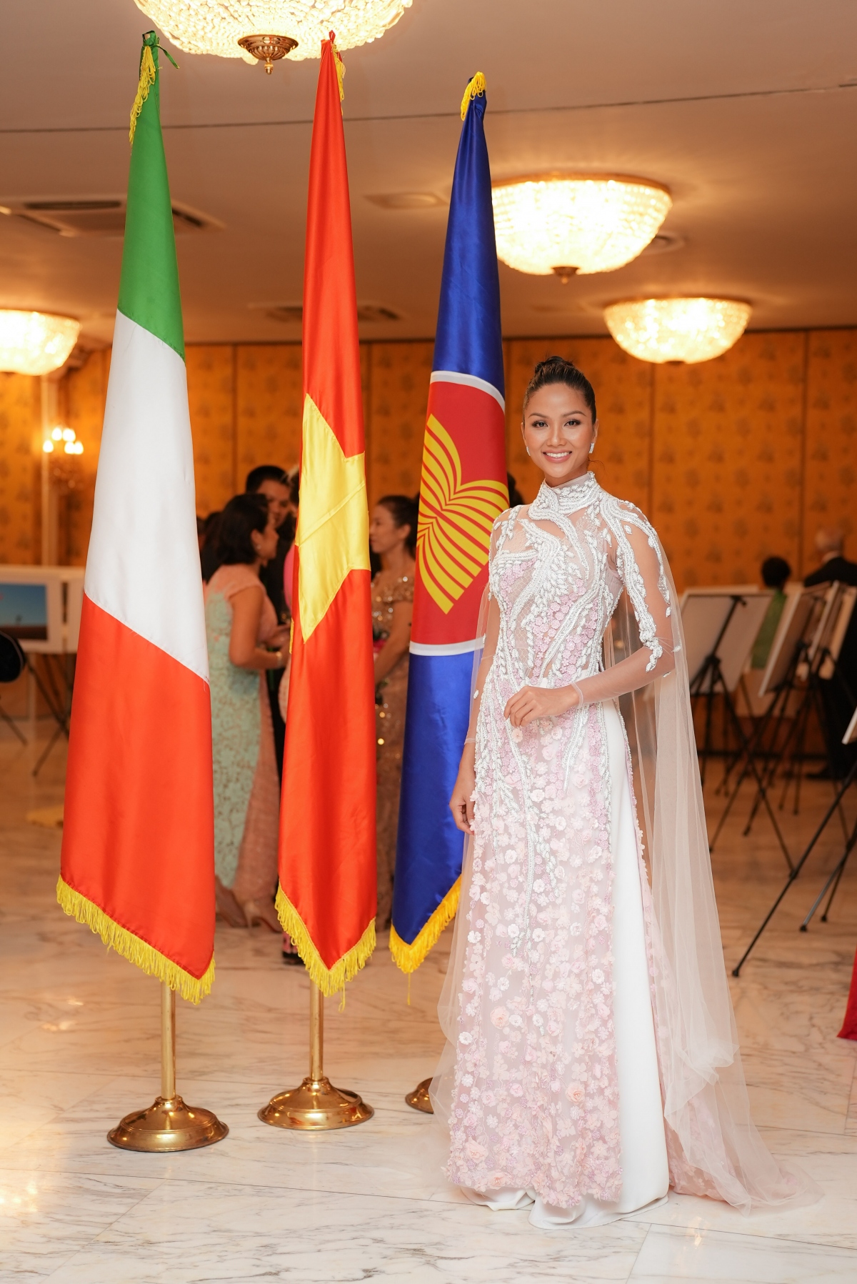 hoa hậu h hen niê diện áo dài đính hoa dự lễ ở Đại sứ quán việt nam tại italia hình ảnh 3 hoa hau h hen nie dien ao dai dinh hoa du le o Dai su quan viet nam tai italia hinh anh 3