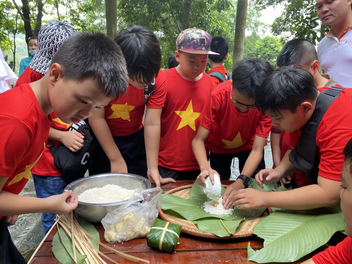 Ra mắt tour du lịch học đường "Hướng về nguồn cội" tại Đền Hùng