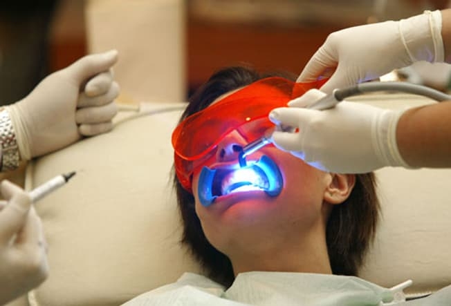 Điều gì khiến răng của bạn ngày càng trở nên vô cùng nhạy cảm hình ảnh 3 Dieu gi khien rang cua ban ngay cang tro nen vo cung nhay cam hinh anh 3