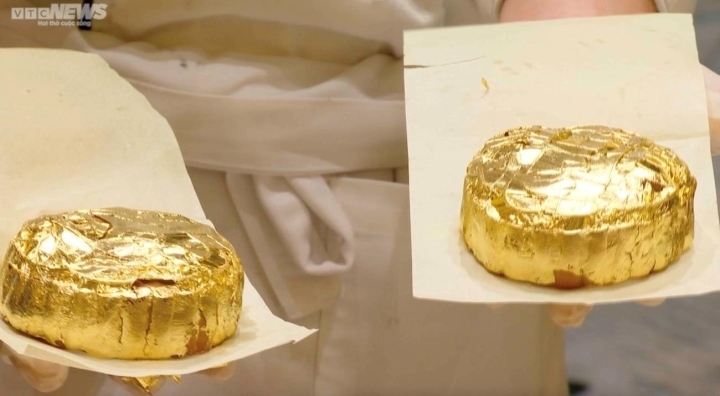 a close look at the process of gilding gold on luxury moon-cakes in hanoi picture 10