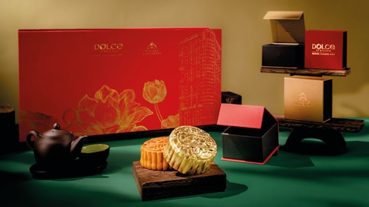 a close look at the process of gilding gold on luxury moon-cakes in hanoi picture 13