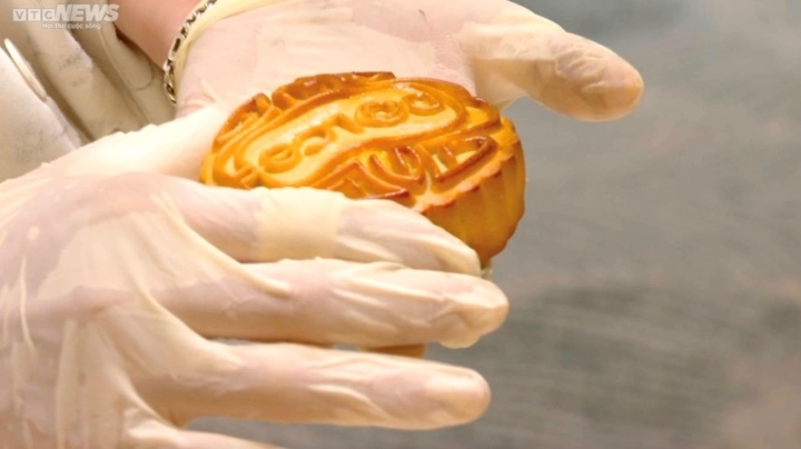 a close look at the process of gilding gold on luxury moon-cakes in hanoi picture 2