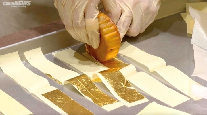 a close look at the process of gilding gold on luxury moon-cakes in hanoi picture 5