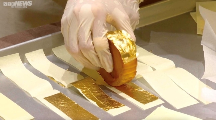 a close look at the process of gilding gold on luxury moon-cakes in hanoi picture 6