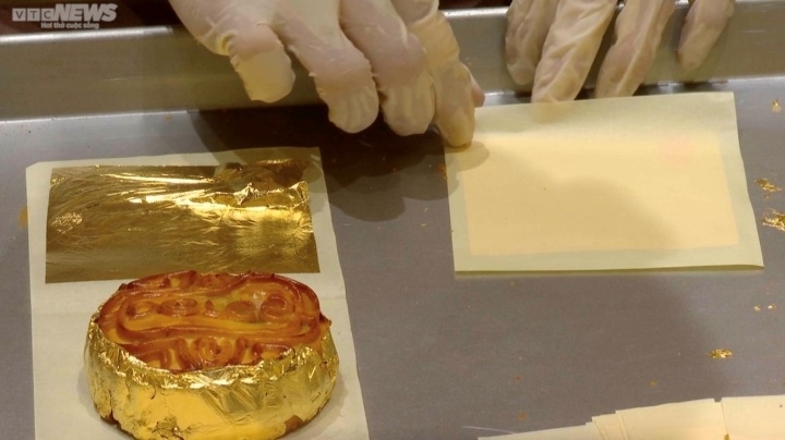 a close look at the process of gilding gold on luxury moon-cakes in hanoi picture 8
