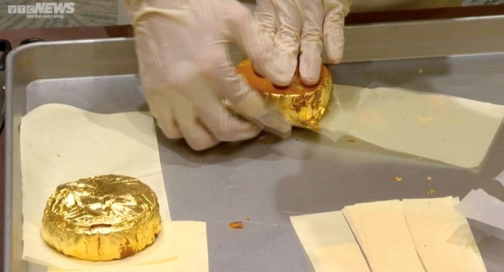a close look at the process of gilding gold on luxury moon-cakes in hanoi picture 9