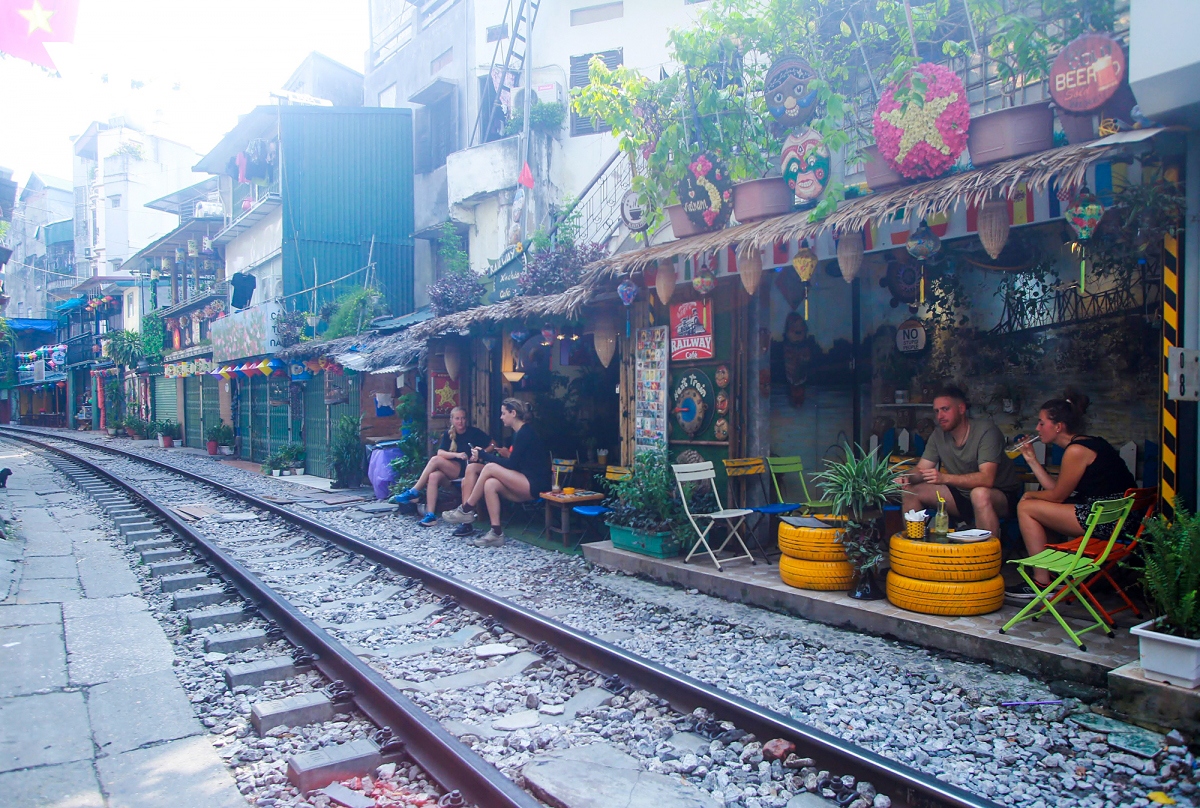 hanoi train track cafe now closed amid safety concerns picture 11