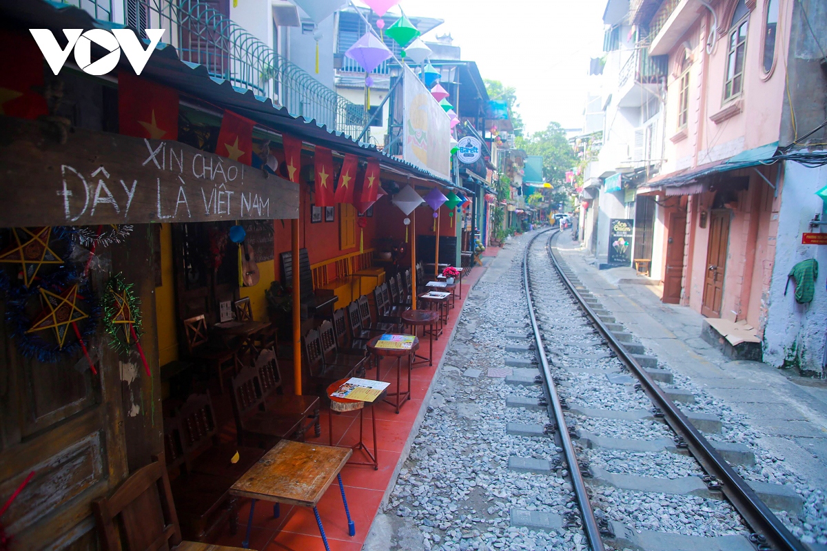 hanoi train track cafe now closed amid safety concerns picture 12