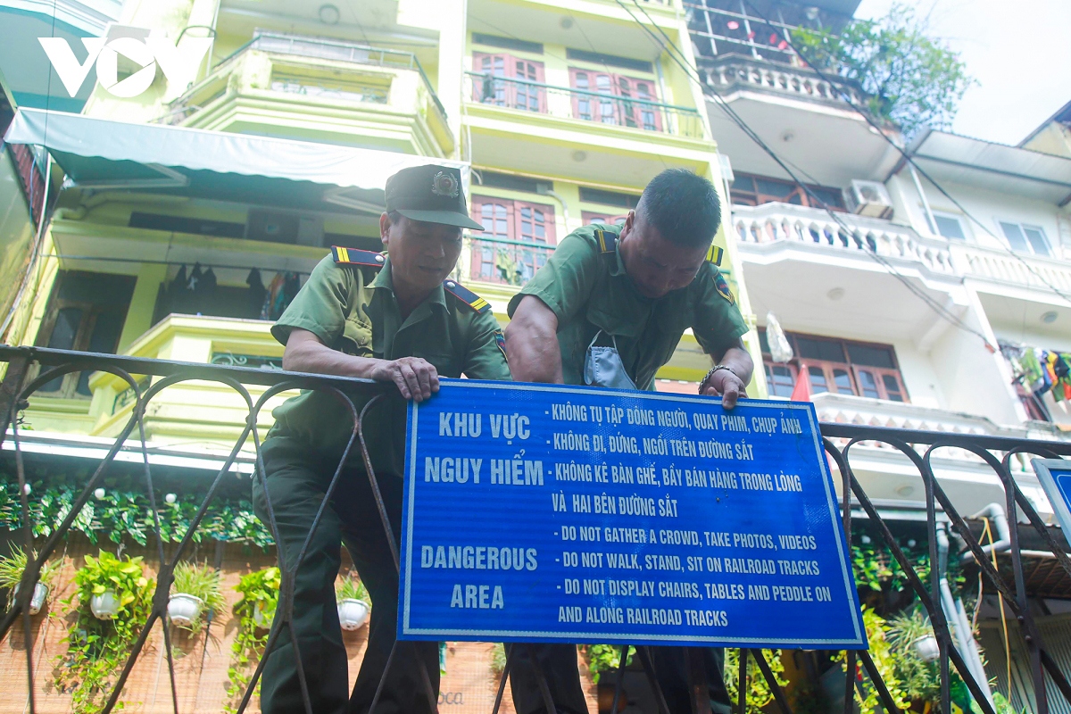 hanoi train track cafe now closed amid safety concerns picture 3