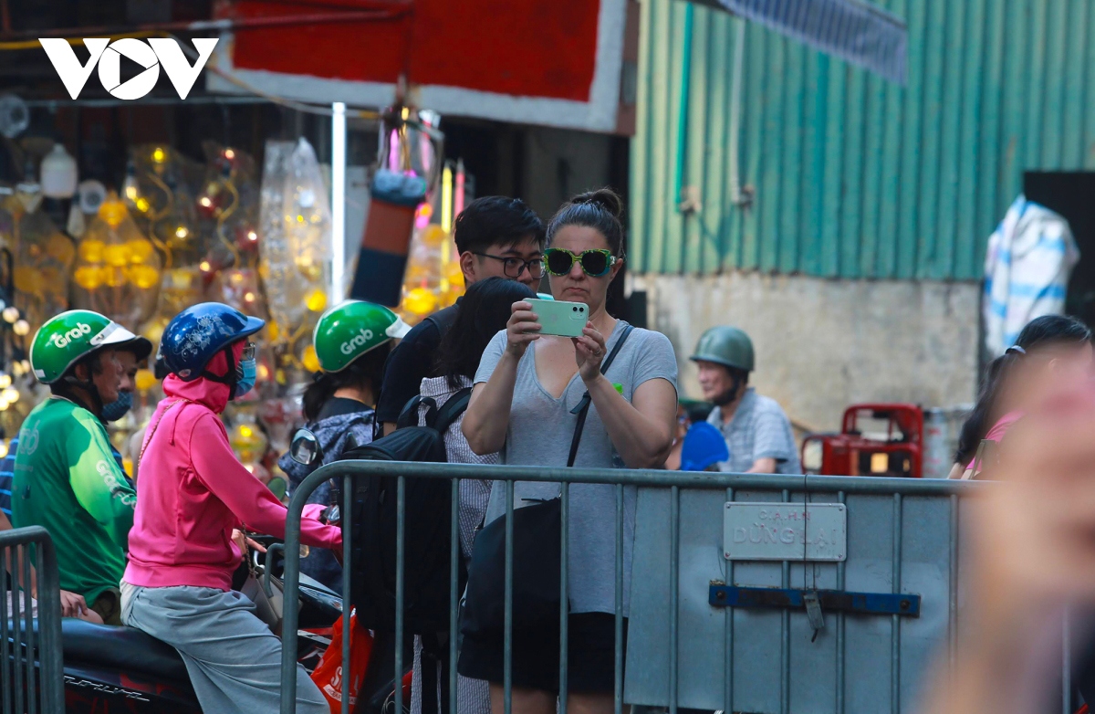 hanoi train track cafe now closed amid safety concerns picture 7