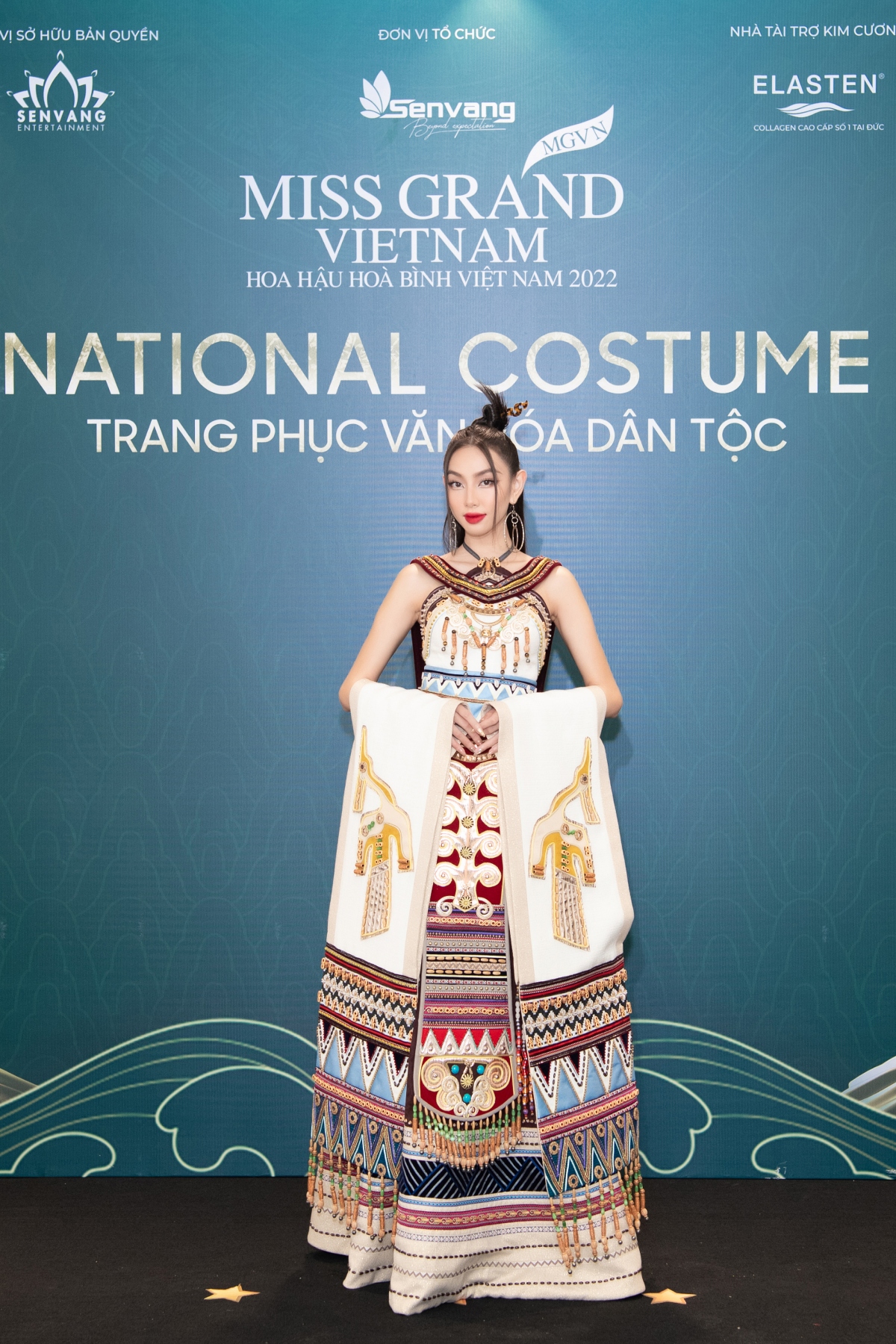 thuy tien cung dan hoa - A hau khoe dang tren tham do miss grand vietnam 2022 hinh anh 5