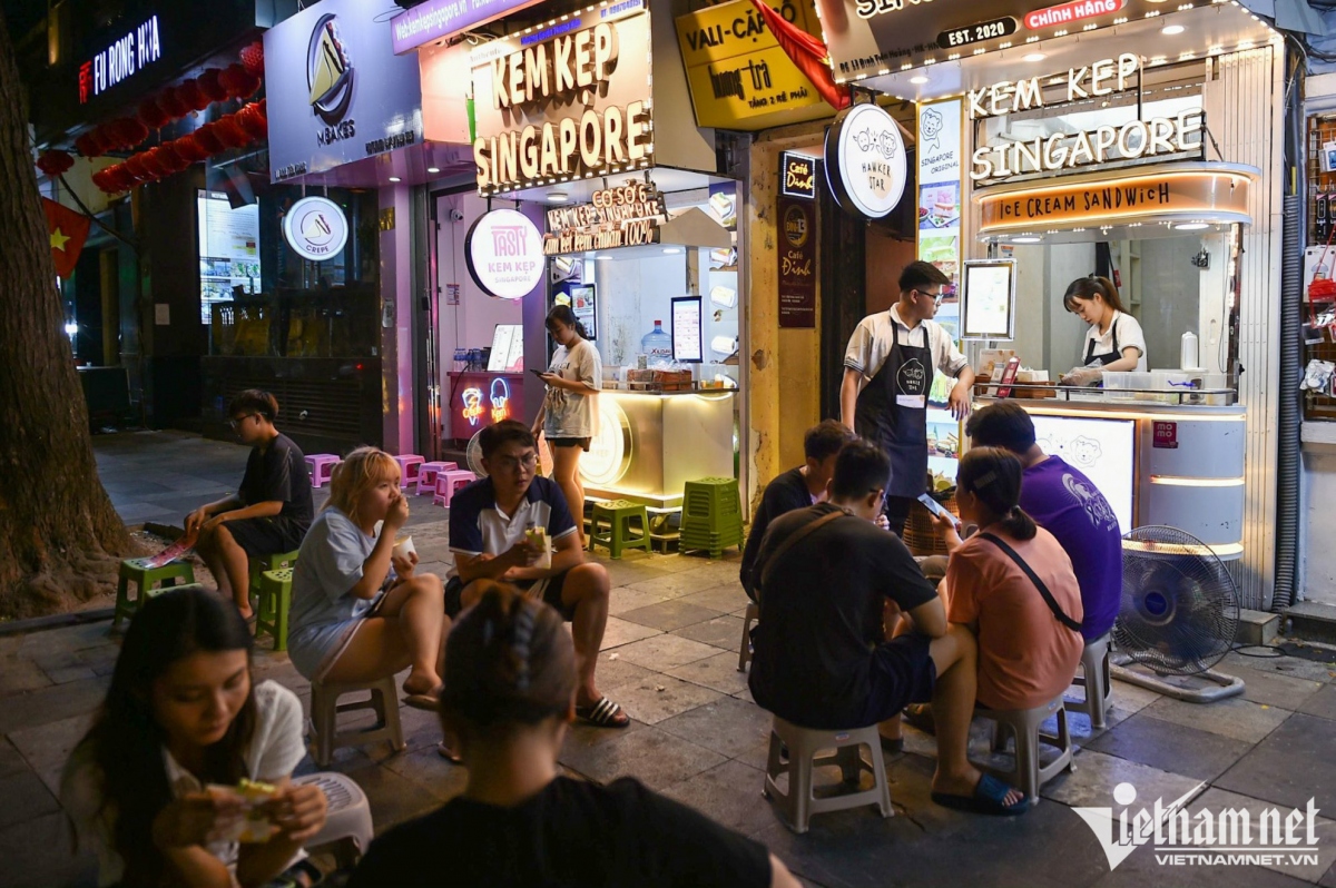 singapore ice-cream sandwich proves popular among hanoi youths picture 7