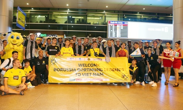 dortmund legends touch down in vietnam ahead of charity match picture 1