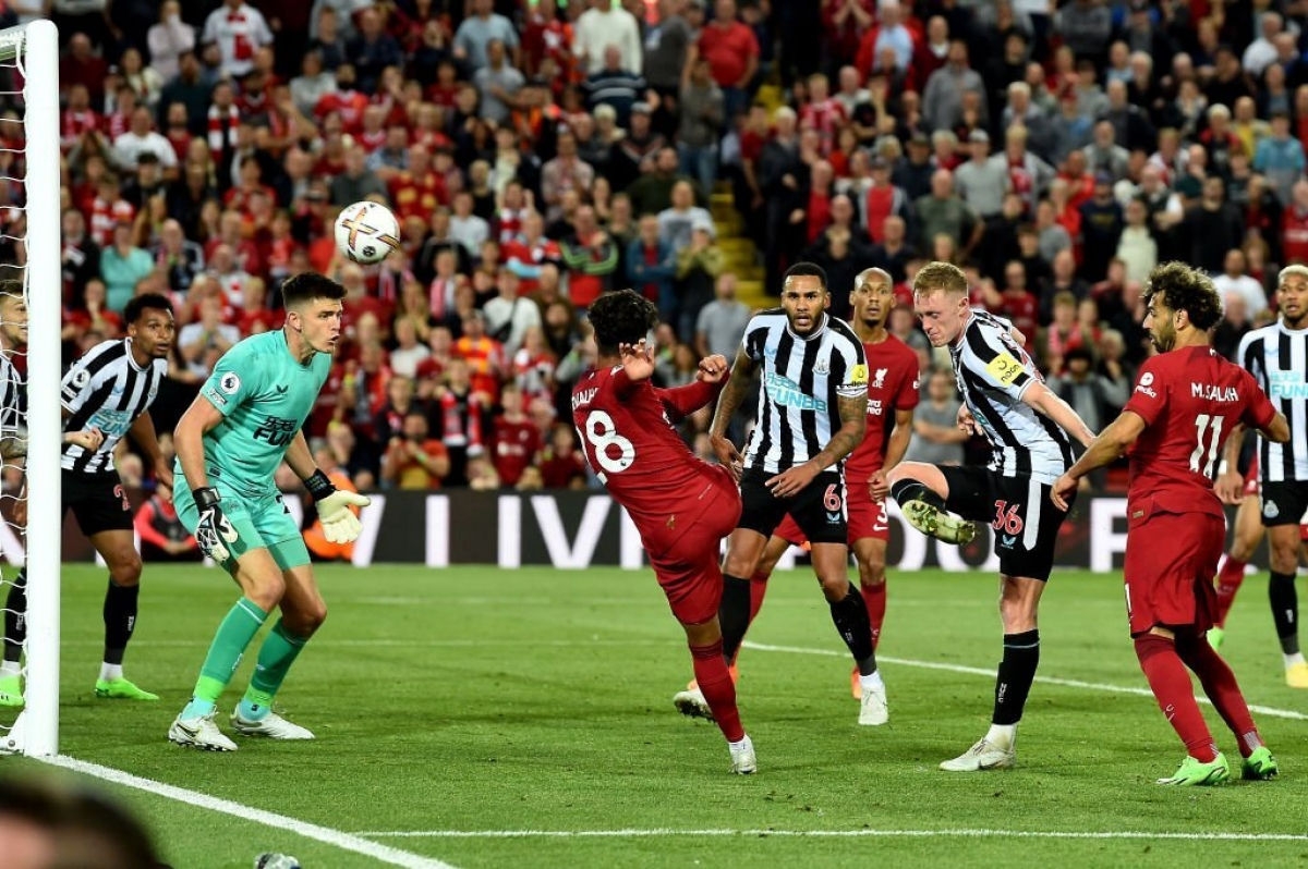 liverpool thang nguoc newcastle o giay bu gio cuoi cung hinh anh 9