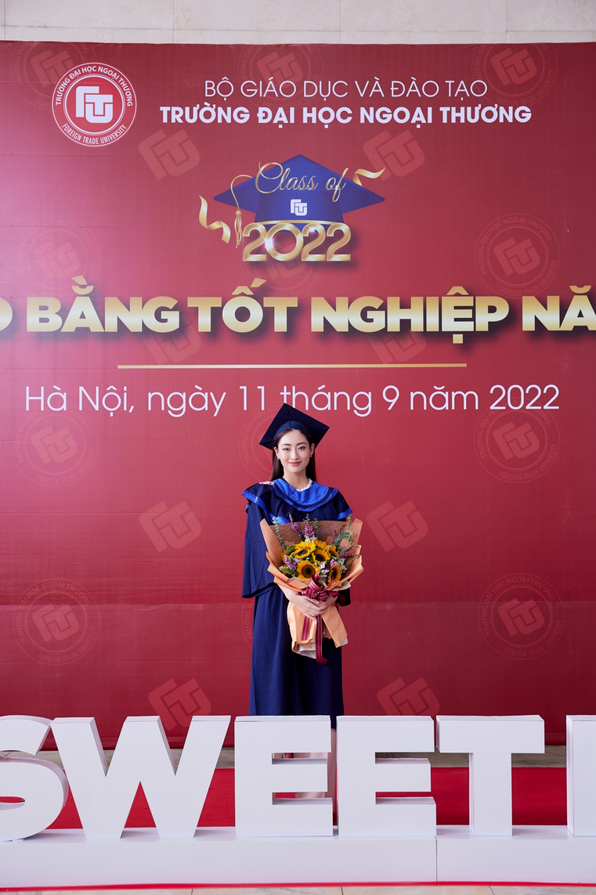 Lương Thùy Linh nhận bằng tốt nghiệp loại xuất sắc tại ĐH Ngoại thương