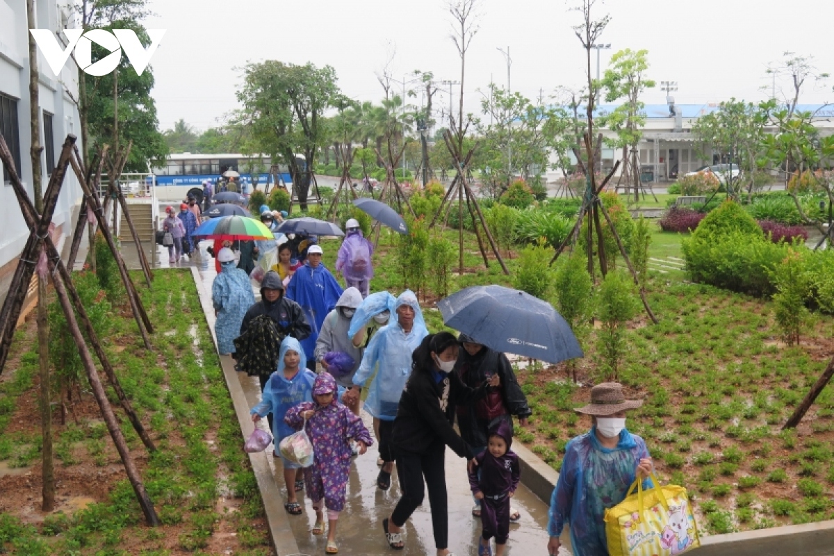 noru heads toward central vietnam, rain starts to fall picture 1