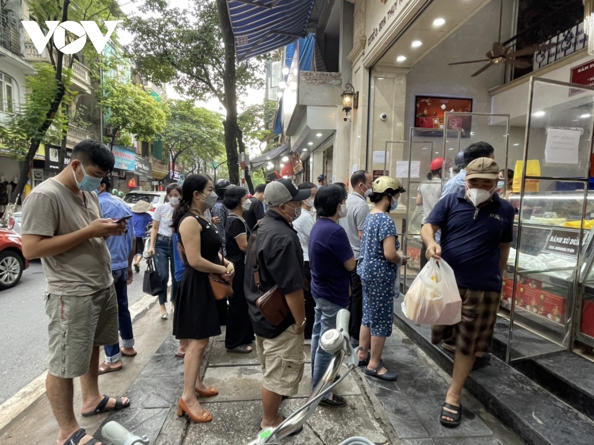 traditional mooncakes prove popular among local consumers picture 1