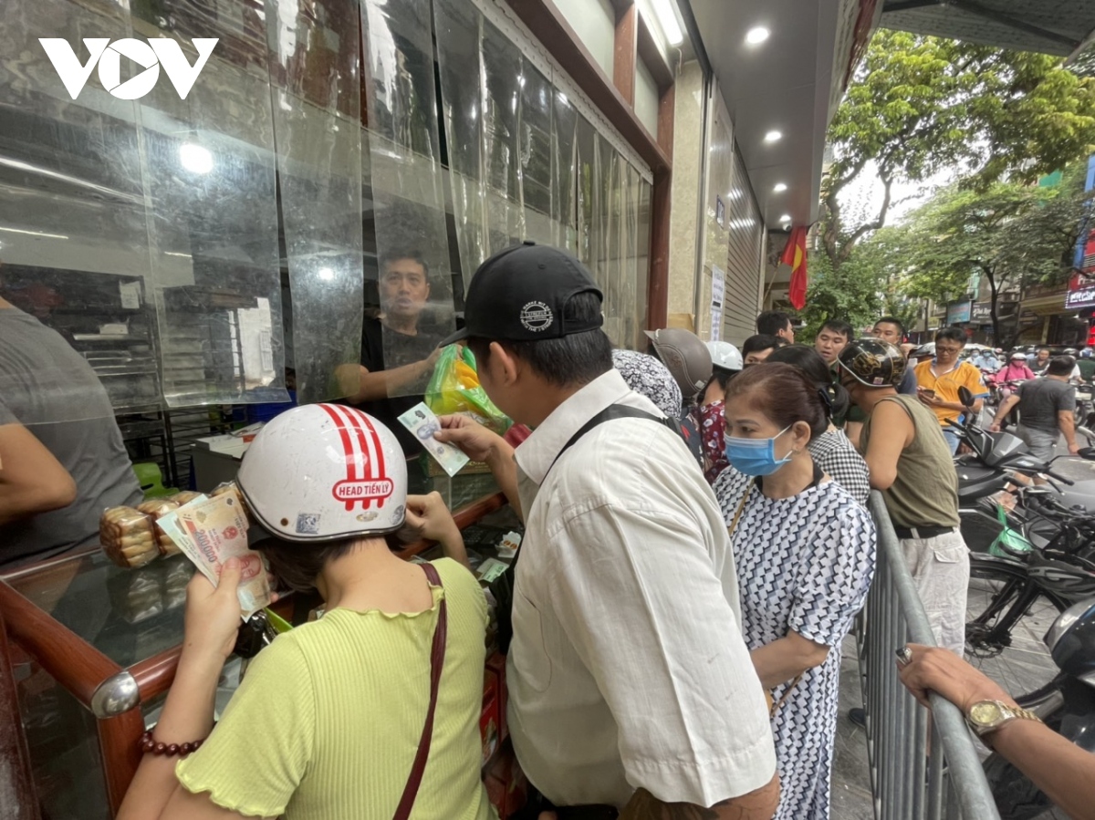 traditional mooncakes prove popular among local consumers picture 5