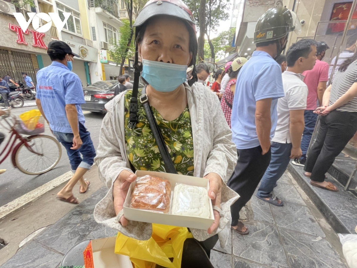 traditional mooncakes prove popular among local consumers picture 8
