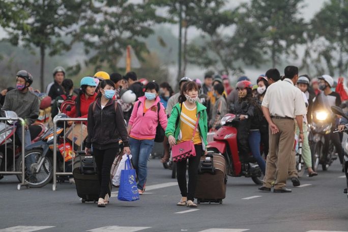 nghi tet 7 ngay, nguoi lao dong va doanh nghiep noi gi hinh anh 1