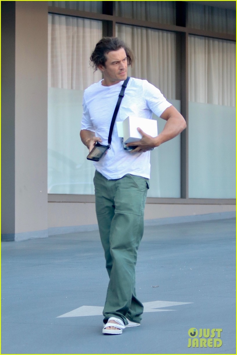 không còn lãng tử, tài tử orlando bloom gây chú ý với diện mạo xuề xòa khác lạ hình ảnh 3 khong con lang tu, tai tu orlando bloom gay chu y voi dien mao xue xoa khac la hinh anh 3