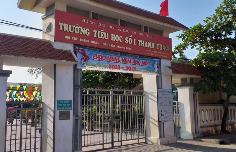 Ngã từ tầng 2 xuống sân trường, một học sinh bị gãy 2 tay