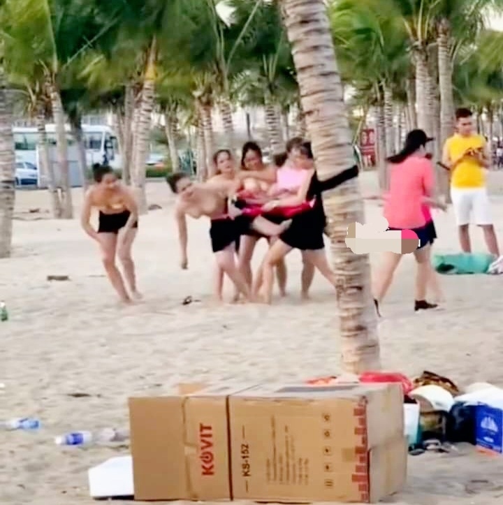 Xác minh nhóm nữ du khách cởi áo ngực chơi team building ở Quảng Ninh