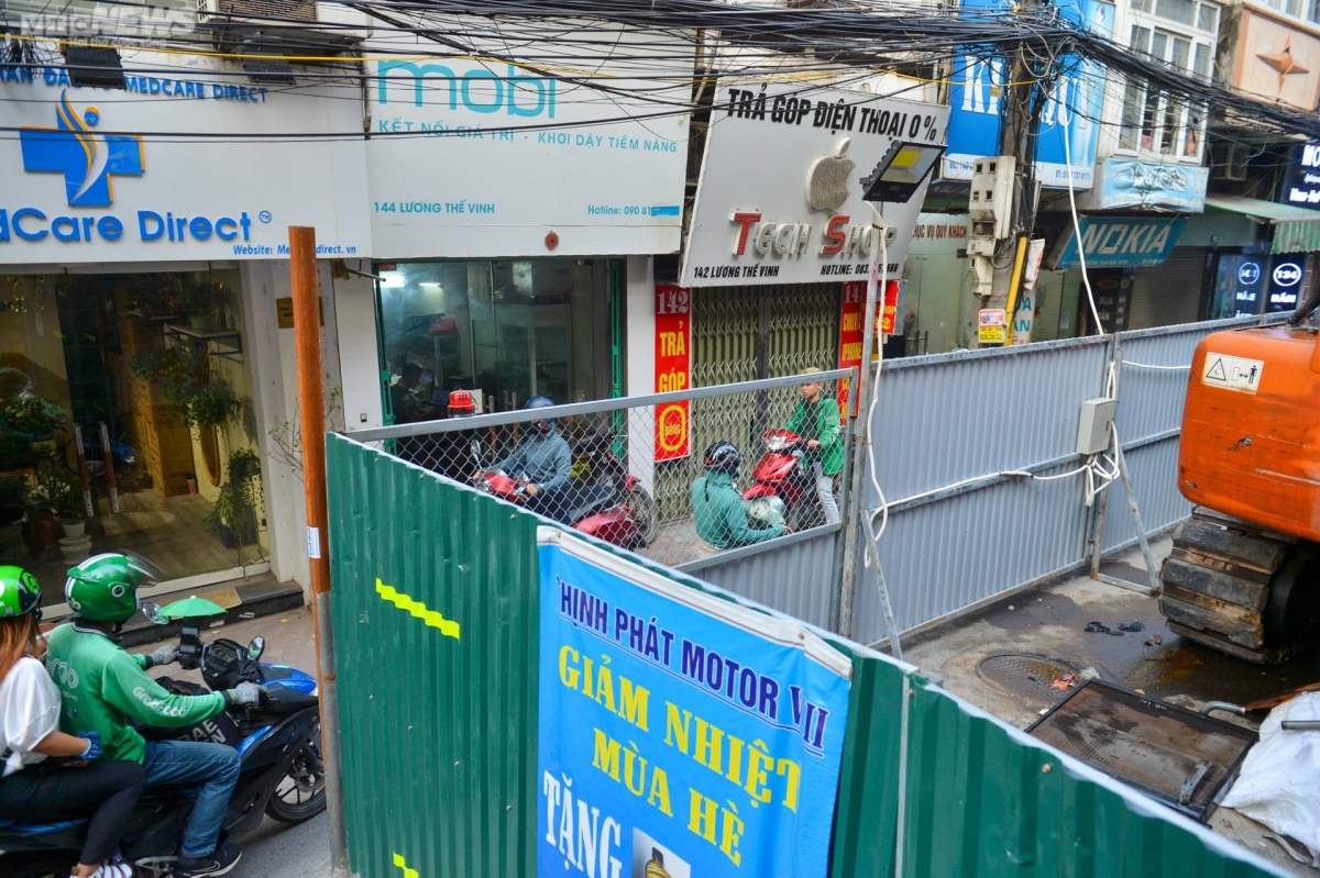 rào tôn chắn gần hết lòng đường ở hà nội, dân khổ sở luồn lách đi qua hình ảnh 10 rao ton chan gan het long duong o ha noi, dan kho so luon lach di qua hinh anh 10