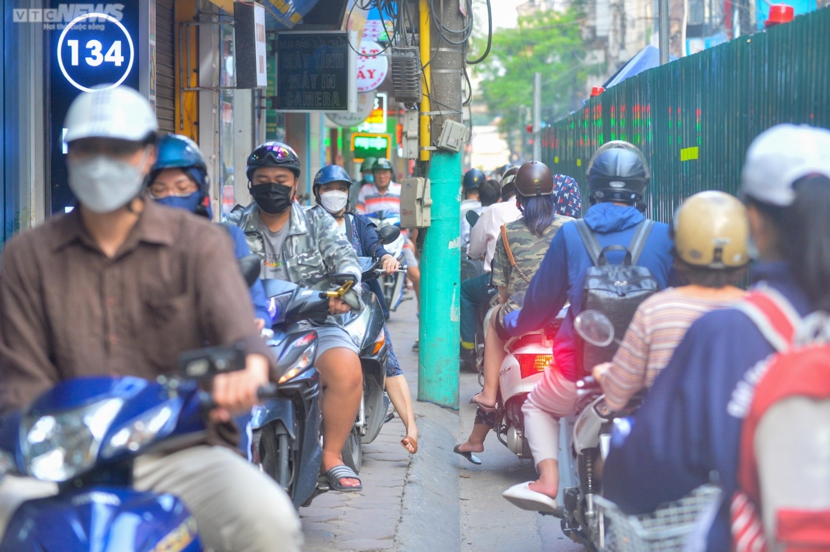 rao ton chan gan het long duong o ha noi, dan kho so luon lach di qua hinh anh 13