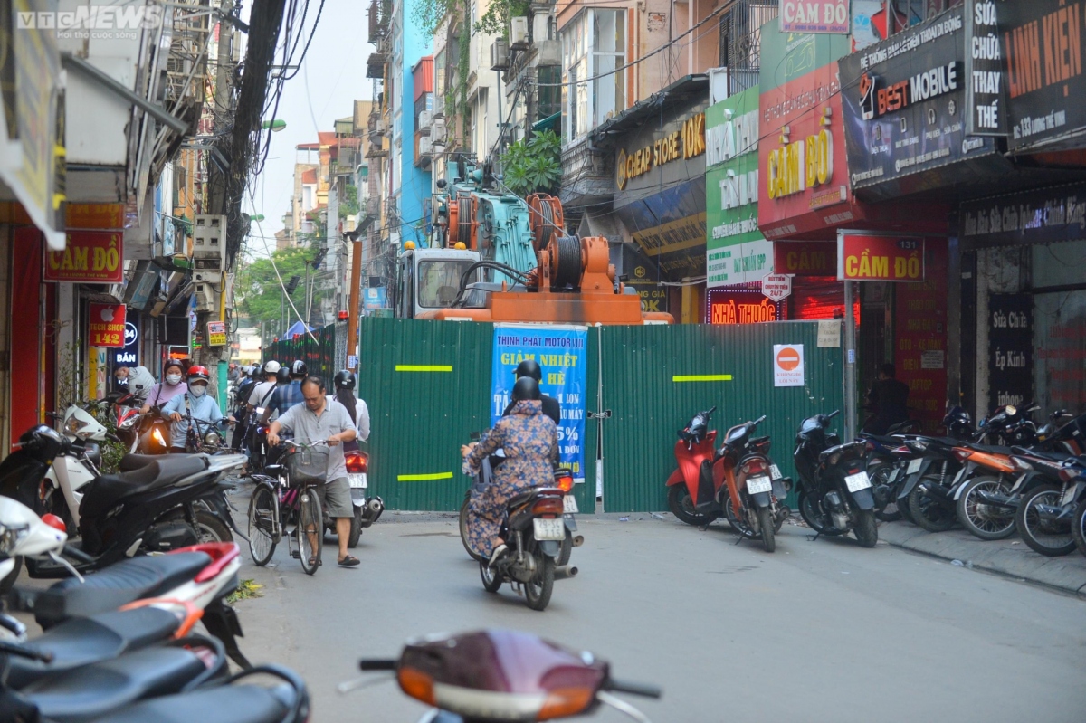 rao ton chan gan het long duong o ha noi,ôngtrìnhquâytônkínmítchiếmgầnhếtđườngngườidânkhổsởvìùntắ<strong></strong> dan kho so luon lach di qua hinh anh 1