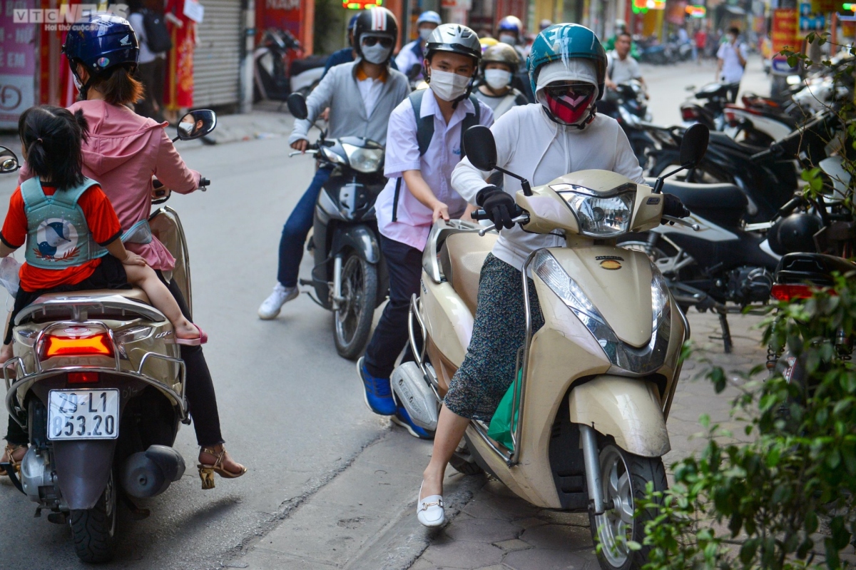 rao ton chan gan het long duong o ha noi, dan kho so luon lach di qua hinh anh 3