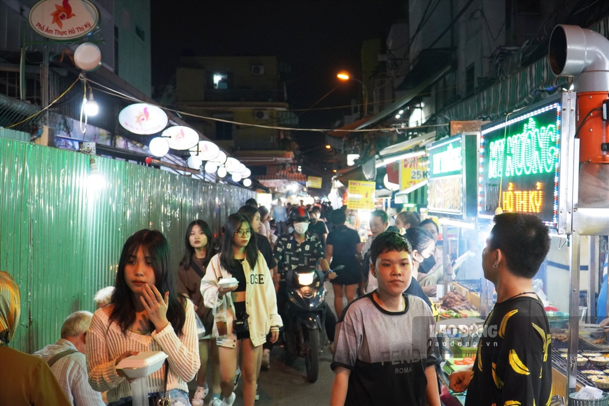 discovering bustling food street in ho chi minh city at night picture 1