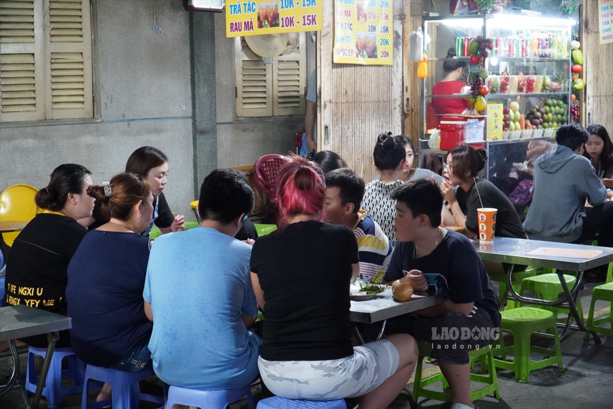 discovering bustling food street in ho chi minh city at night picture 2