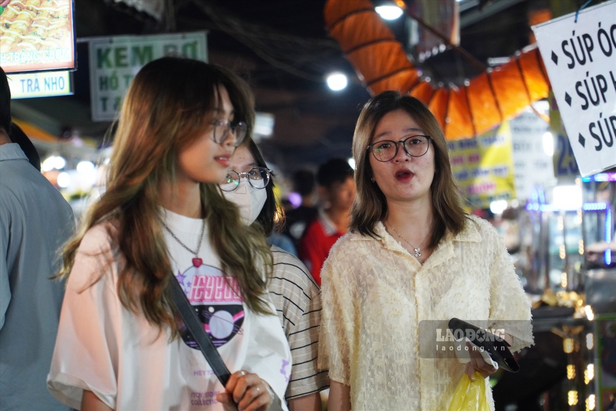discovering bustling food street in ho chi minh city at night picture 4