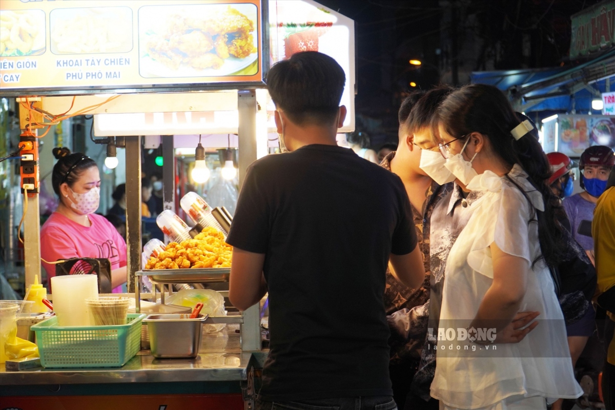 discovering bustling food street in ho chi minh city at night picture 8