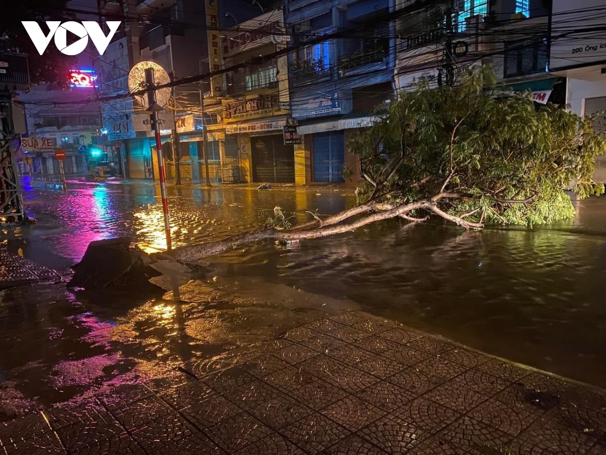 central vietnam several hours ahead of noru landfall picture 8 central vietnam several hours ahead of noru landfall picture 8