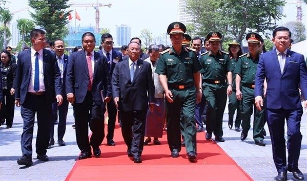 cambodian na leader pays visit to viettel picture 1