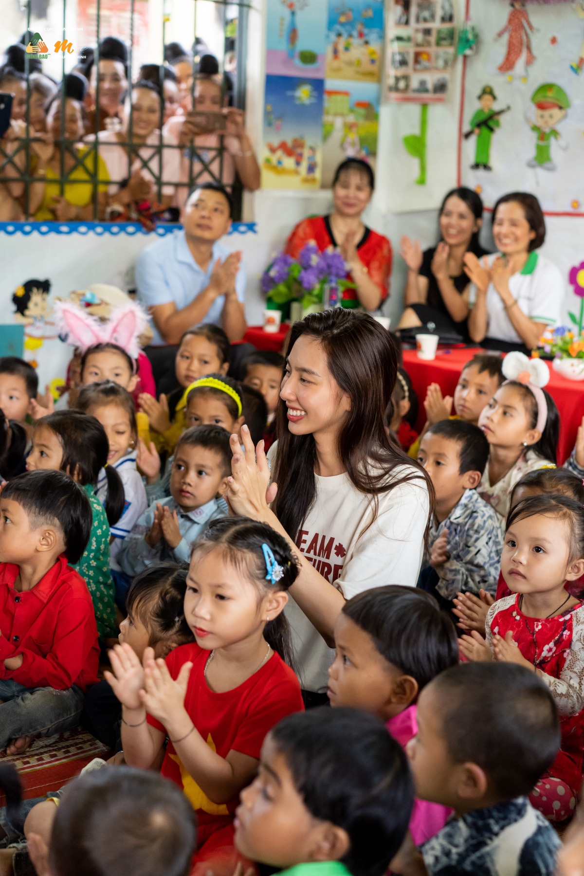 hoa hau thuy tien tich cuc lam thien nguyen sau khi vua duoc minh oan hinh anh 2