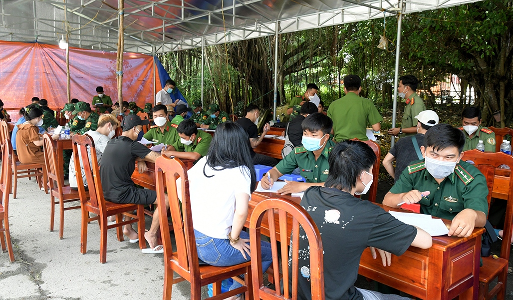 Tây Ninh tiếp nhận hơn 70 công dân chạy thoát khỏi sòng bạc ở Campuchia