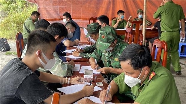 many vietnamese workers returning from cambodia via moc bai border gate picture 1