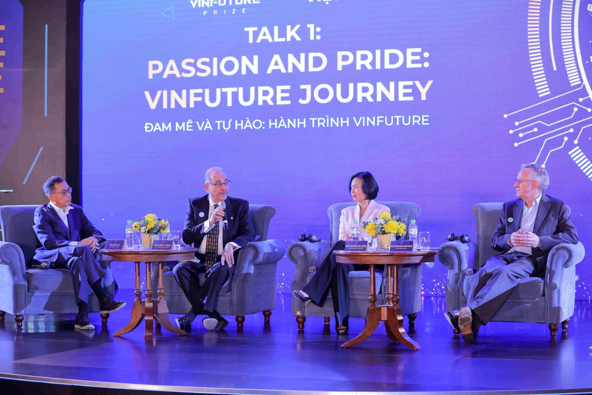 Giám khảo VinFuture chia sẻ với truyền thông quốc tế về AI chuyển đổi số