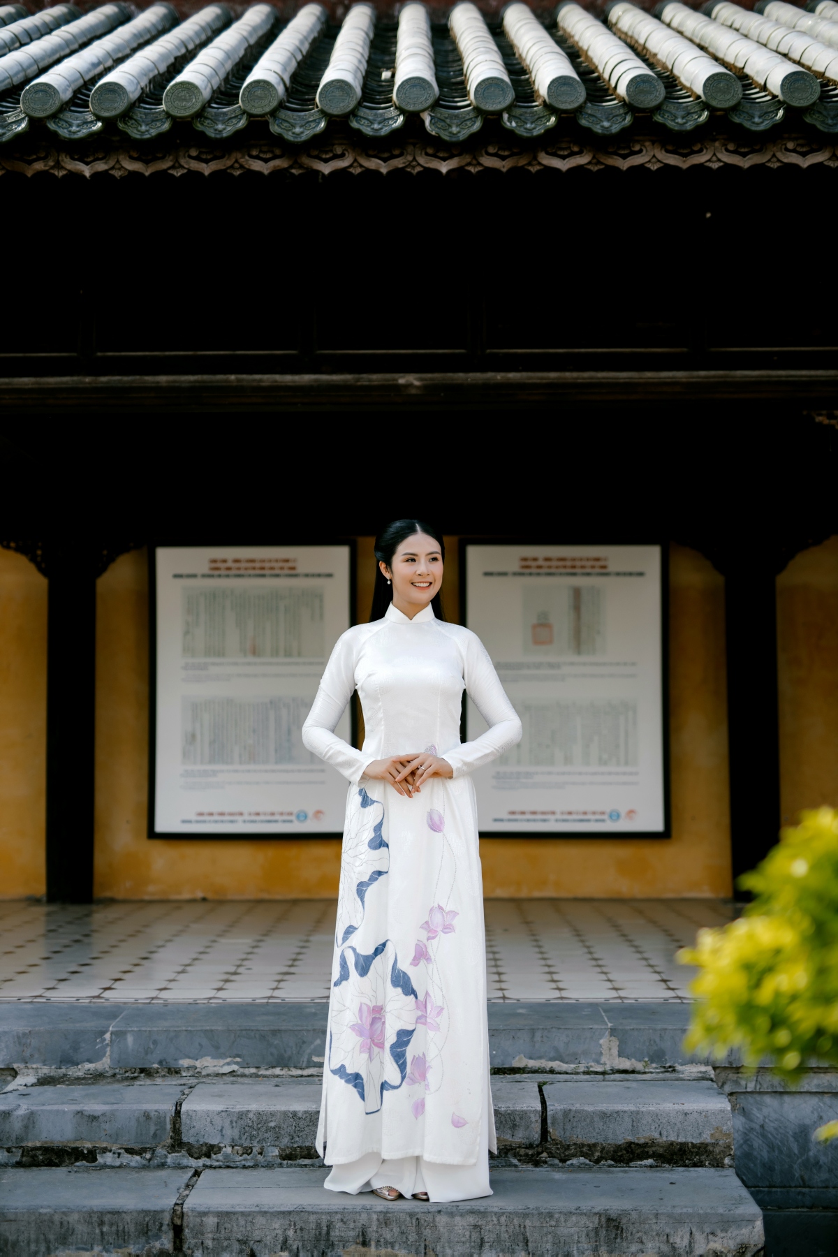 hoa hau ngoc han diu dang khoe dang voi ao dai o Dai noi hue hinh anh 1