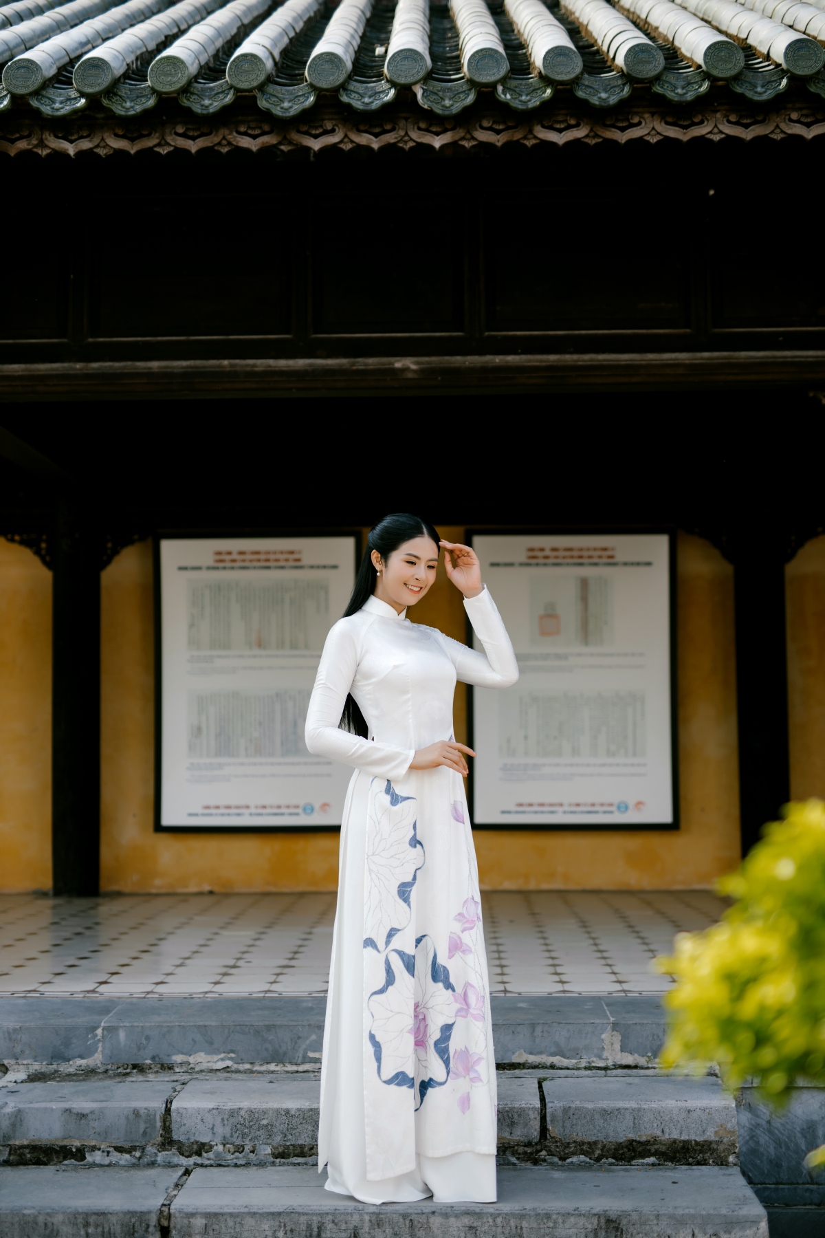 hoa hau ngoc han diu dang khoe dang voi ao dai o Dai noi hue hinh anh 2